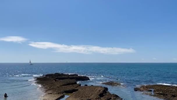タイムラプスだ カルカベロスビーチから大西洋までの眺め 大西洋とアストゥリアス州の岩礁海岸の海 北スペインの高い崖と海の海岸 — ストック動画