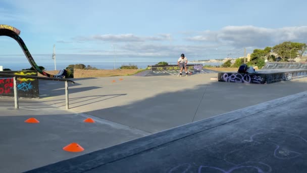Hombre Europeo Jugando Surf Skate Monopatín Parque Aire Libre Amanecer — Vídeos de Stock
