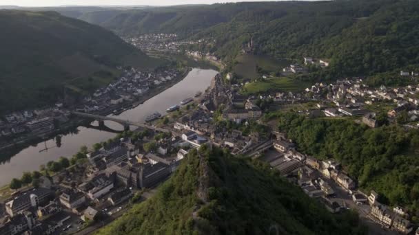 Brede Hoek Luchtduik Naar Beneden Een Steile Bergrug Naar Oude — Stockvideo