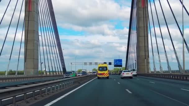 Slomo Abulance Drive Przez Most Martinus Nijhoff Autostradzie Holandii — Wideo stockowe