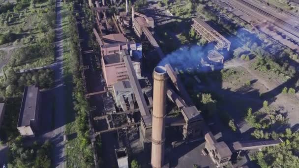 Chimney Discharging Smoke Eco Metal Recycling Plant Galati Ρουμανία Εναέρια — Αρχείο Βίντεο