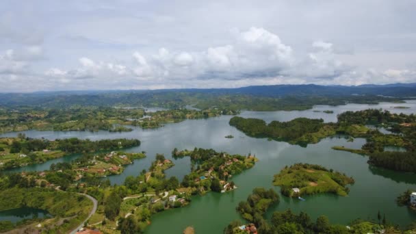 Гуатапе Ландшафт Время Лапса Воздушный Беспилотник Над Природной Водой Колумбия — стоковое видео