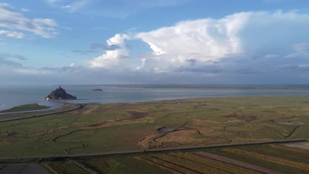 Διάσημο Mont Saint Michel Στη Βρετάνη Της Γαλλίας Ωραίο Ηλιόλουστο — Αρχείο Βίντεο