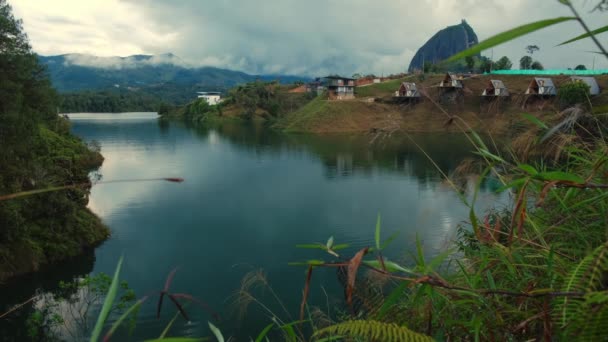 Vista Surpreendente Piedra Del Peol Colômbia Através Lagoa Azul Não — Vídeo de Stock
