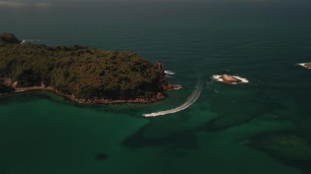 Imagini Cinematografice Drone Curse Barca Viteză Jurul Insulei Mici Izolate — Videoclip de stoc