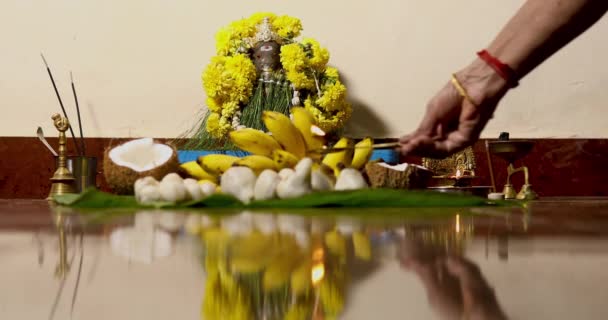 Ganesh Chaturthi Sırasında Evde Hindu Tanrısı Ganesh Pooja Sını Seslendirirken — Stok video