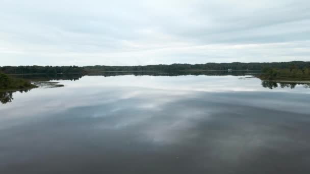 Fortfarande Vatten Reflekterar Molnen Början Hösten — Stockvideo