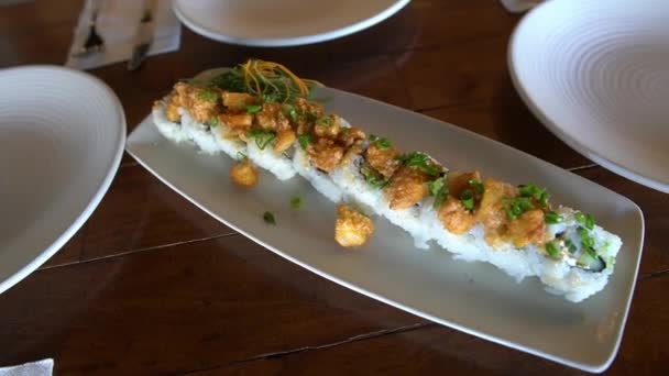 Sushi Tropicalizado Para América Com Camarão Frito Cebolinha Servida Uma — Vídeo de Stock