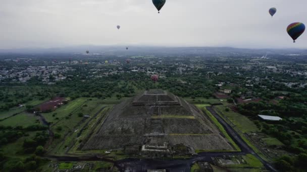 Vista Aérea Lejos Pirámide Del Sol Día Nublado Teotihuacán México — Vídeos de Stock