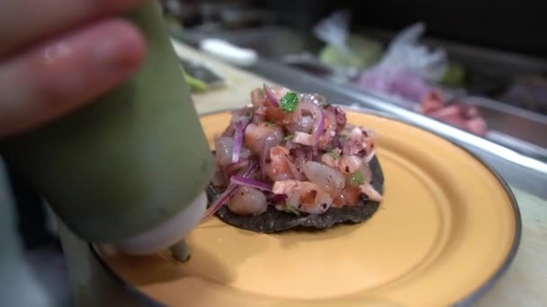 Vestir Com Coentro Vestir Ceviche Tostada Prato Pronto Para Ser — Vídeo de Stock