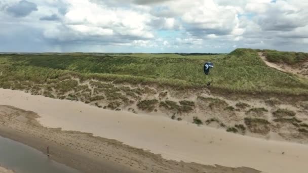 Высокоскоростной Беспилотник Летящий Параплане Пляжу Солнечный День Голландии — стоковое видео