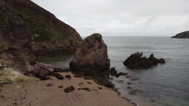Slider Shot Peaceful Seascape Porth Wen Rocky Beach Reino Unido — Vídeo de Stock