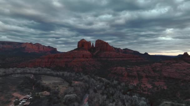 Cathedral Rock Sedona Arizona Overcast Dusk Inglés Retroceso Aéreo Ancho — Vídeo de stock