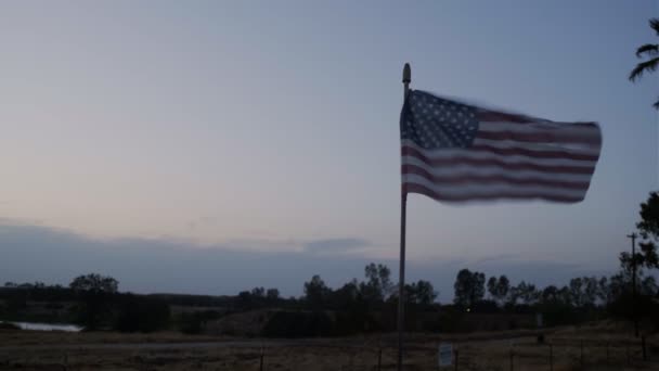 挂满美国国旗 平底锅和英雄射击的农场橱窗里的落日 — 图库视频影像