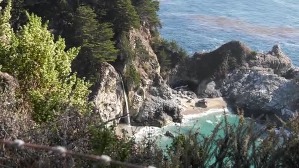 Mcway Faller Big Sur Kalifornien — Stockvideo