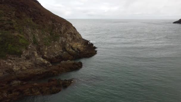 Beautiful Rock Formation Quiet Water Traeth Porth Wen Reino Unido — Vídeo de stock