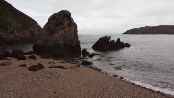 Vista Panorâmica Paisagem Praia Ondas Suaves Porth Wen Reino Unido — Vídeo de Stock