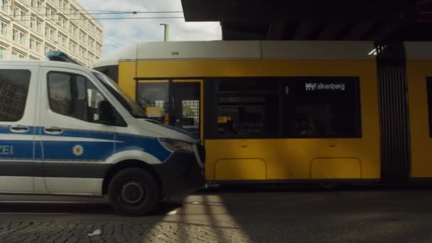 Berlin Almanya Tramvay Polis Arabası Geçiyor Yarım Hızda Çekim Yavaş — Stok video