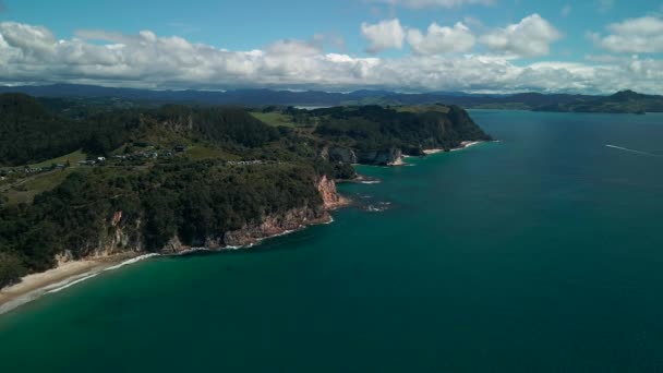 Létající Dron Směrem Cathedral Cove Coromandel Peninsula Nový Zéland Severní — Stock video