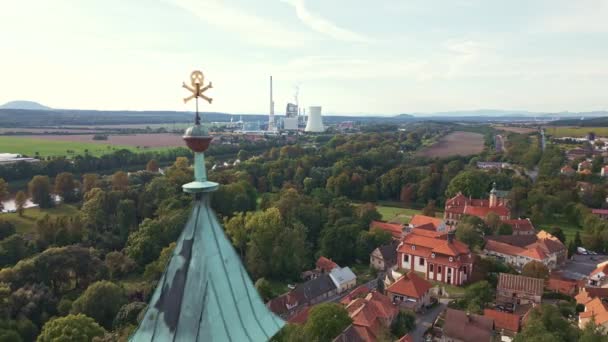 Drone Kamera Letící Pozpátku Ukazuje Lebku Věži Kaple Ducha Svatého — Stock video