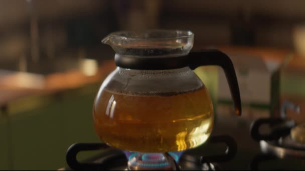 Cam Bir Kap Içinde Kaynayan Çay — Stok video