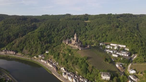 Letecký Oblouk Záběr Ohromující Hrad Cochem Podél Řeky Moselle — Stock video