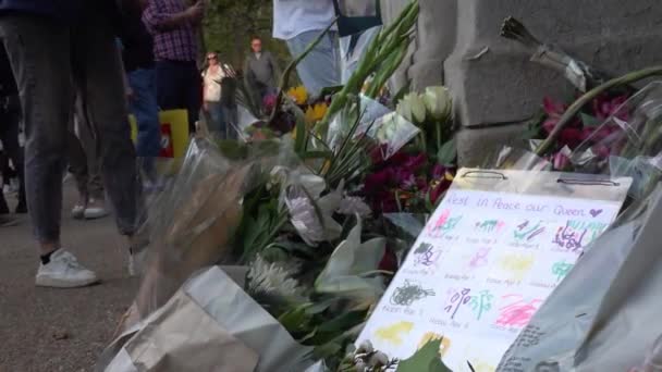 Люди Залишають Квіти Меморіалі Королеві Біля Входу Парк Сент Джеймс — стокове відео