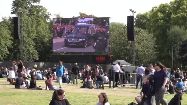 Milhares Reúnem Para Lamentar Morte Rainha Assistir Funeral Telas Grandes — Vídeo de Stock