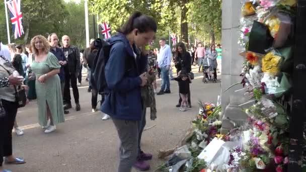 Mensen Laten Bloemen Achter Bij Een Gedenkteken Aan Koningin Bij — Stockvideo