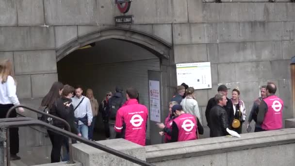 Pessoas Dirigem Público Estação Metrô Westminster Londres Reino Unido — Vídeo de Stock