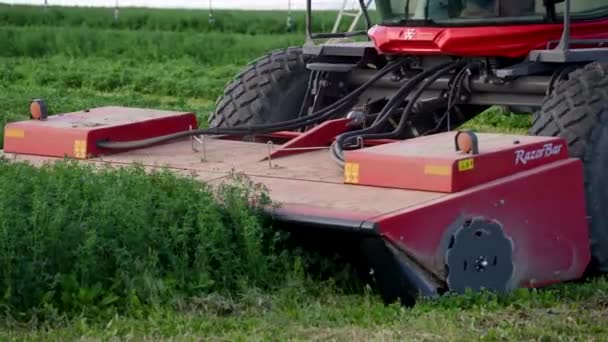 大型割草机切割准备收割的草皮的近距离跟踪镜头 — 图库视频影像