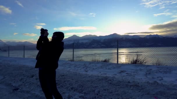 Silueta Una Mujer Tomando Una Foto Invierno Una Montaña Alaska — Vídeo de stock