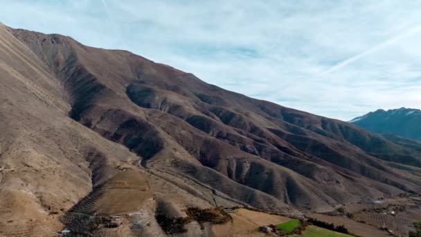 荒野の風景 チリ北部の険しい山の丘の中腹の空中ビュー — ストック動画