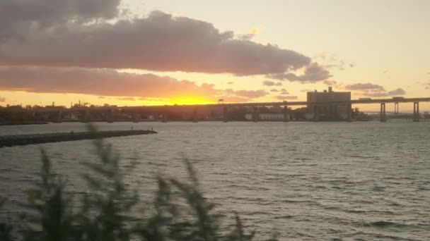 Zachód Słońca Nad Mostem Ukazującym Wodę Niebo Turinga Złotą Godzinę — Wideo stockowe