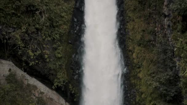 バオス アグアサンタ エクアドルの強力なパイロン ディアブロ滝 ドローン — ストック動画