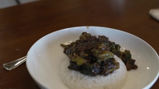 Een Stomende Kookplaat Van Broccoli Rundvlees Roerbak Een Bed Van — Stockvideo