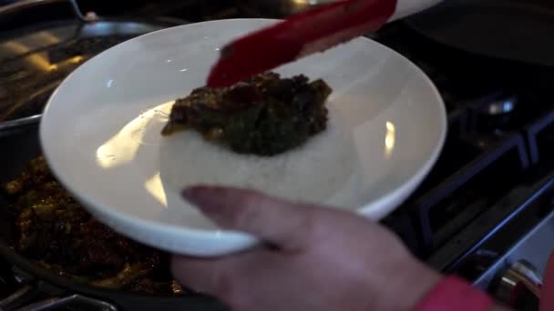 Het Opdrogen Van Een Bord Broccoli Rundvlees Roeren Bakken Een — Stockvideo