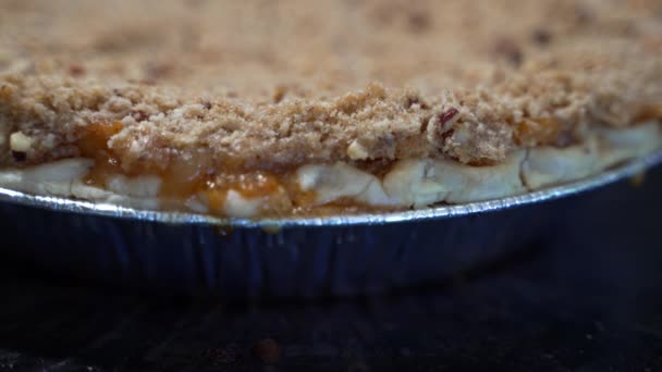 Vue Macro Une Tarte Aux Pêches Avec Une Garniture Crumble — Video