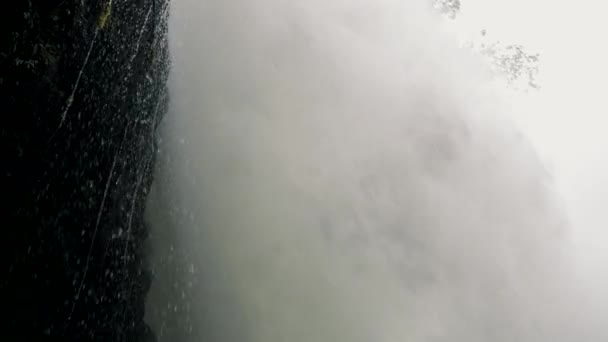 ヴェルデ バノス エクアドルの悪魔の釜の滝の途方もないスプラッシュストリーム — ストック動画
