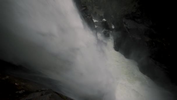 Corriente Fluye Fuerte Montañas Escarpadas Cascada Del Caldero Del Diablo — Vídeo de stock