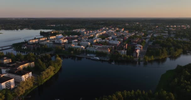 Luchtfoto Van Een Boot Langs Het Stadsgezicht Rijdend Rustige Wateren — Stockvideo