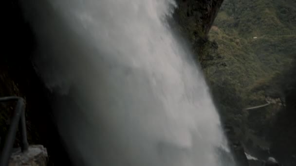 強力なパイロン ディアブロの滝 悪魔の釜 バオス アグア サンタ エクアドルで撮影 — ストック動画