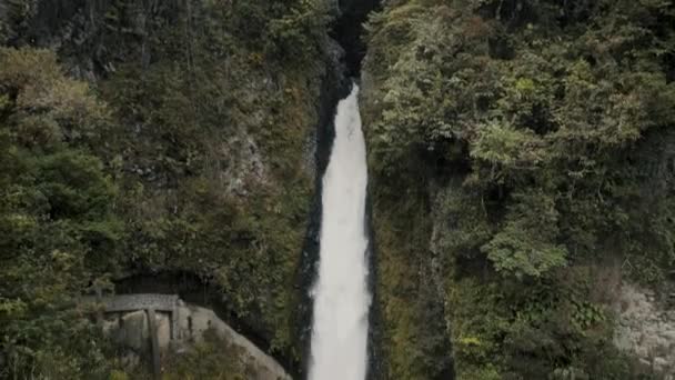 Spektakulära Vyer Över Paln Del Diablo Vattenfall Nära Baos Agua — Stockvideo