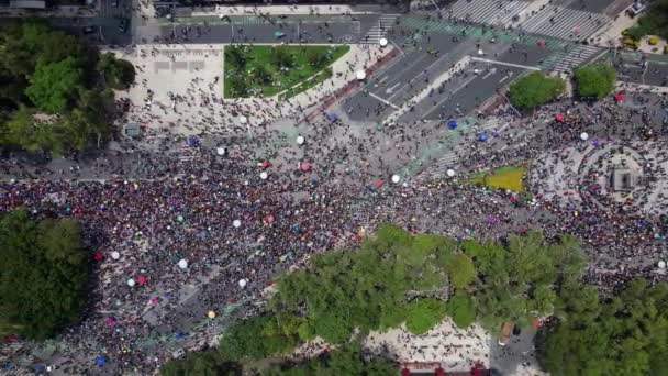 メキシコのゲイ プライド パレード中の混雑したレフォルマ通りの上の空中ビュー ドローンショット — ストック動画
