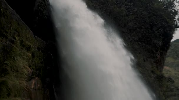 Potente Flujo Agua Cascada Pailon Del Diablo Baos Agua Santa — Vídeo de stock