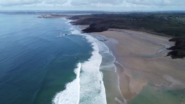 在法国布列塔尼拉帕鲁海湾上空盘旋的无人机 波涛汹涌 — 图库视频影像