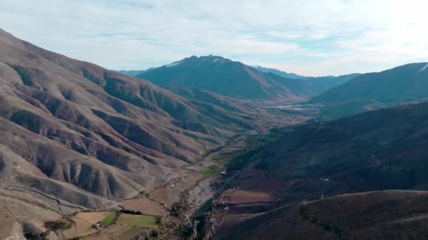 足の近くにリマリ渓谷 険しい山々 チリ北部の空中風景 — ストック動画