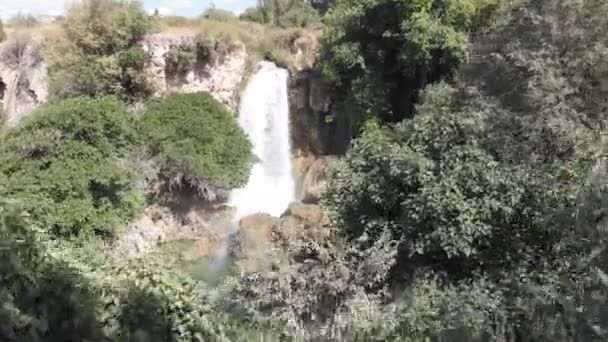 Cascada Salvaje Que Fluye Cornisa Rocosa Rodeada Árboles Crea Arco — Vídeos de Stock