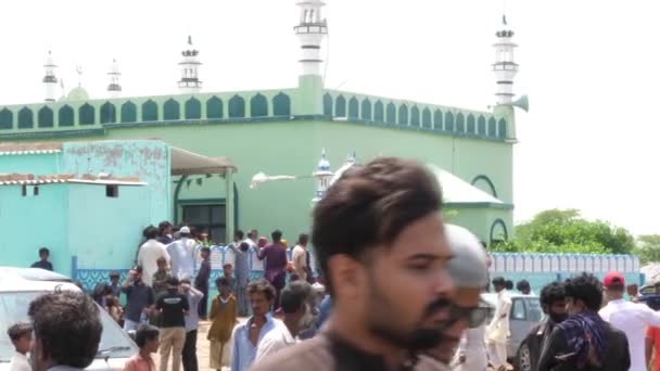 Cena Ocupada Fora Mesquita Verde Sindh Rural Acampamento Alívio Inundações — Vídeo de Stock