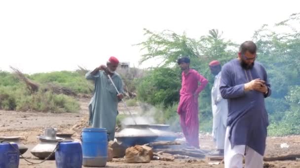 Мужчины Пакистанцы Готовят Горячую Свежую Пищу Металлическом Горшке Лагере Помощи — стоковое видео